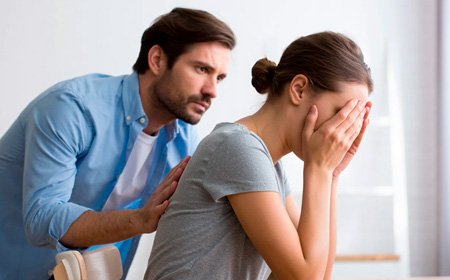 Мужчина успокаивает женщину