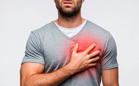 Мужчина держится за сердце