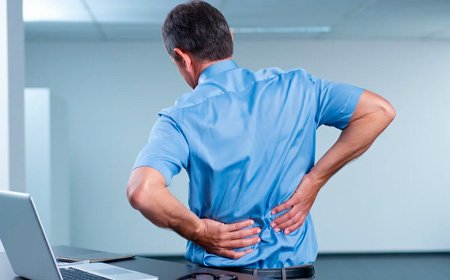 Мужчина держится за больные почки