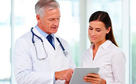 2 доктора смотрят план лечения