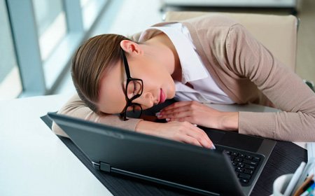 Девушка спит на рабочем месте