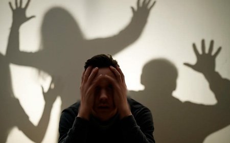 Парень сидит к нему тянутся руки