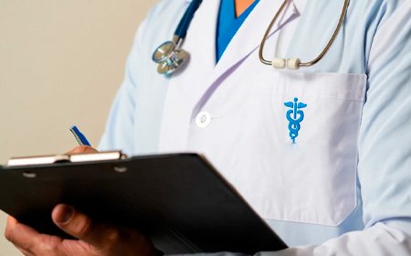 Врач держит папку в руках