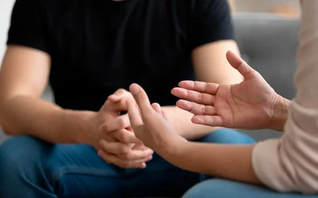 Врач консультирует пациента