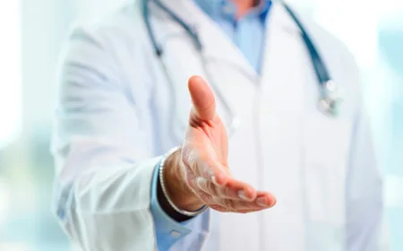 Врач протягивает руку
