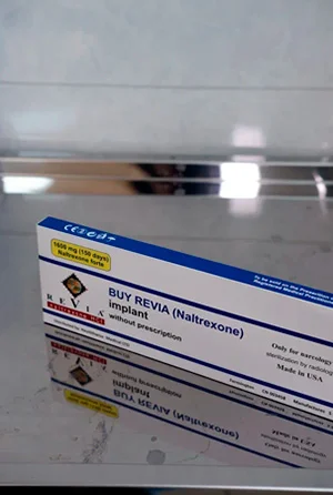Препарат Налтрексон на металлическом подносе