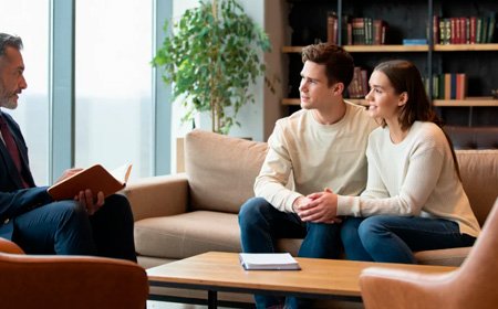 Семейная пара сидит на диване на против врача
