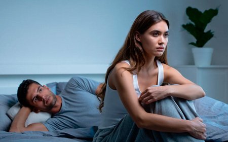 Мужчина лежа смотрит на женщину