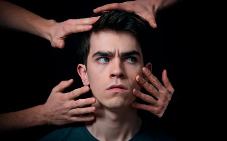 К мужчине тянется много рук